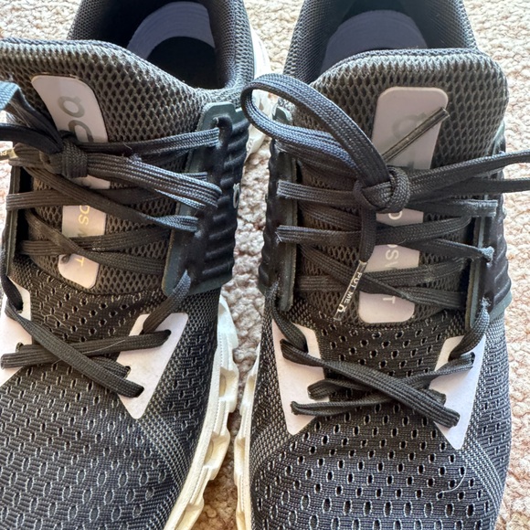 Size 8 ON Running Shoes - Picture 2 of 3